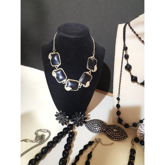 30 Pc Vintage Black Jewelry Lot Sarah Coventry Pin Goth Glam Necklace Reseller - Picture 7 of 9